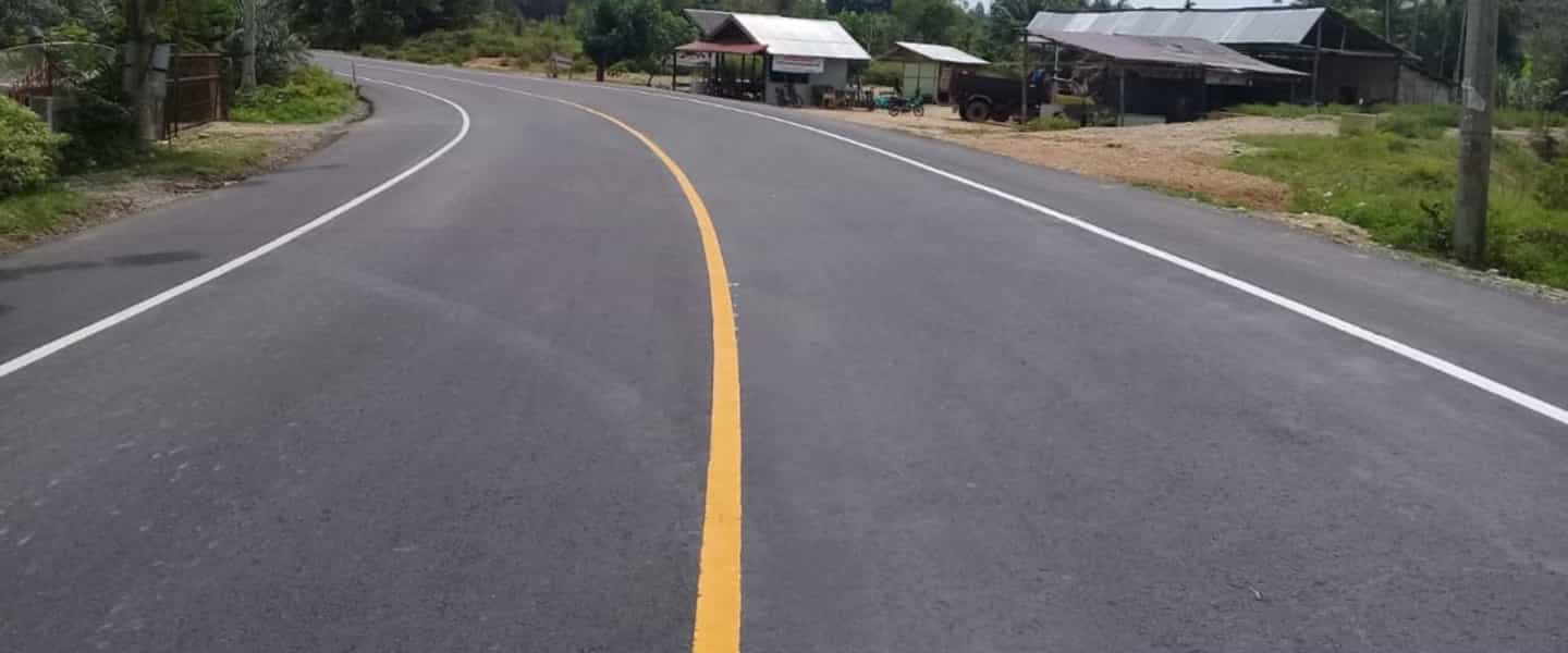 Perbedaan Antara Markah Jalan Membujur Warna Kuning dan Putih | PT